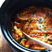 Super Easy Skinny Veggie Crockpot Lasagna - a handful of simple ingredients for a healthy family dinner. | https://enkel-trim.today