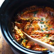 Super Easy Skinny Veggie Crockpot Lasagna - a handful of simple ingredients for a healthy family dinner. | https://enkel-trim.today