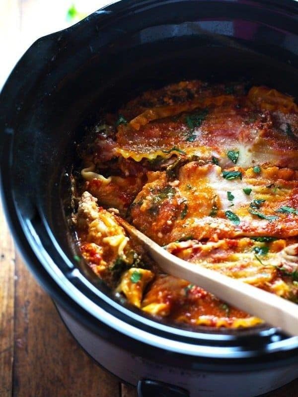 Super Easy Skinny Veggie Crockpot Lasagna - a handful of simple ingredients for a healthy family dinner. | https://enkel-trim.today